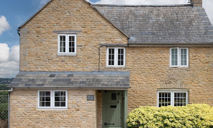 Clapton on the Hill Cottage | Murray's Cottage - sleeps 5 guests in 3 bedrooms