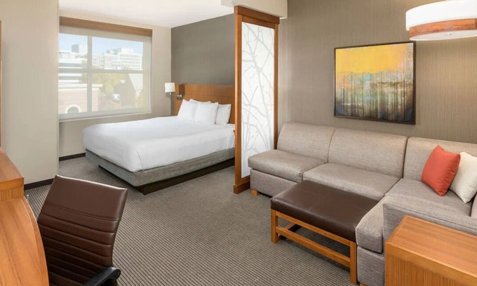 Greenville Downtown Hotel | Museum and Library of Confederate History Tour! On-Site Pool, Pet-friendly!
