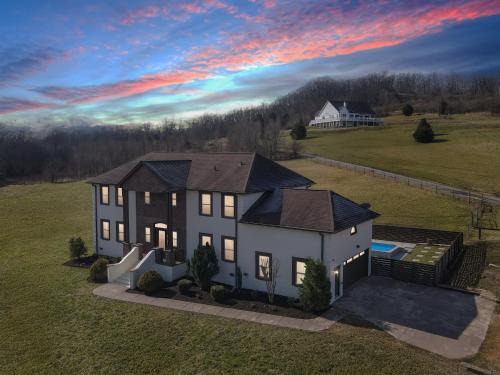 Goodlettsville House | Music City Manor-A Grand Ole Getaway