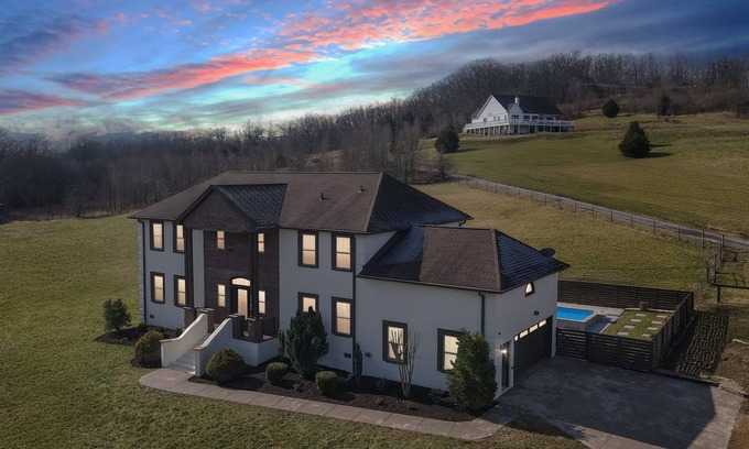 Goodlettsville House | Music City Manor: A Grand Ole Getaway