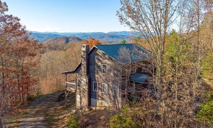 Boomer Cabin | Music Mountain Cabin with Stunning Views Creative Vibes