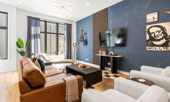 Midtown House | "Music Row Harmony" Sleeps 8-Downtown Nashville