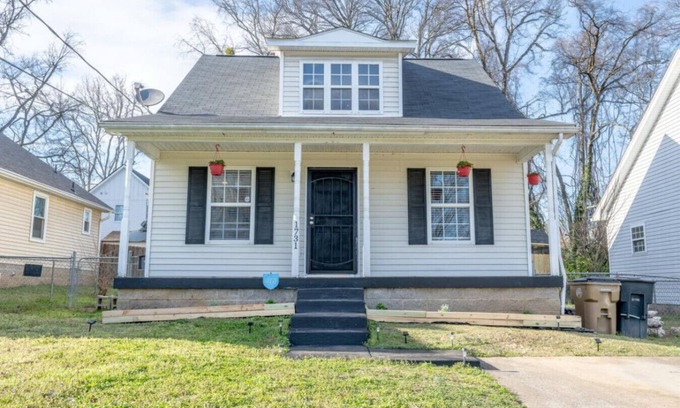 Talbot's Corner House | Music Row Retreat mins to downtown, hot tub