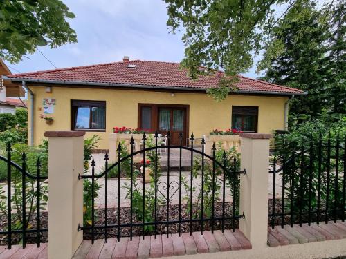 Balatonlelle House | Muskátlis Ház