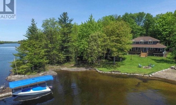 Bala House | Muskoka Cottage Rental on Moon River!
