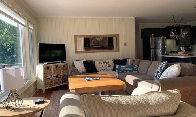 Muskoka Lakes Cottage | Muskoka Island Paradise! Sleeps 12