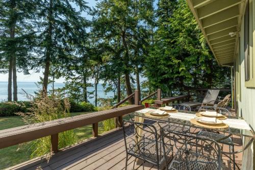 Freeland House | Mutiny Bay Waterfront Cabin by AvantStay Views