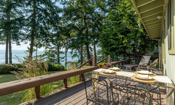 Freeland House | Mutiny Bay Waterfront Cabin by AvantStay | Views