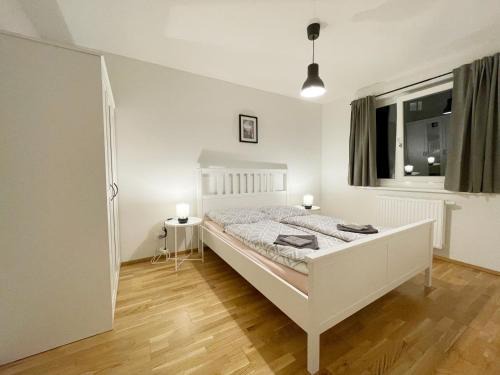 Simmering Apartment | MUZETA11 - Modern Town Apartment with Balcony