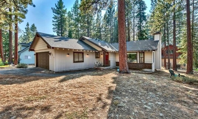 Montgomery Estates Ski Chalet | MV39 South Lake Tahoe Cabin with Hot tub, tech friednly great wifi! VHR21-0029
