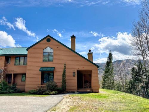 Bretton Woods House | MWP66 End Unit with Gorgeous Mountain Views, Pool Table, Pool/Gym Passes!