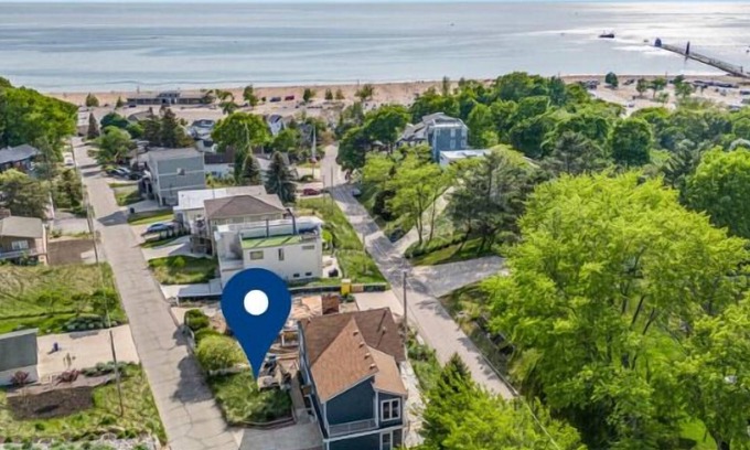 Grand Haven Cottage | 🌅 My Blue Haven | Lake View Cottage | Walk to Beach | Large Deck w/Grill & Parking ➠ 213
