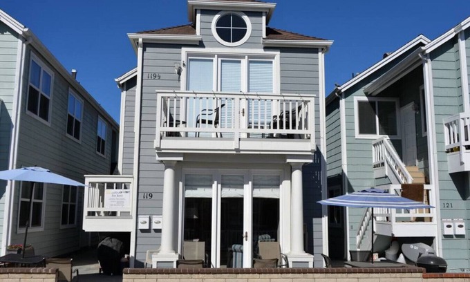 West Newport Condo | My Newport Place - Steps to Beach