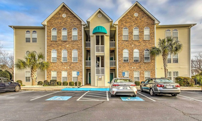 Vaught Condo | Myrtle Beach Condo w/Pool Access!