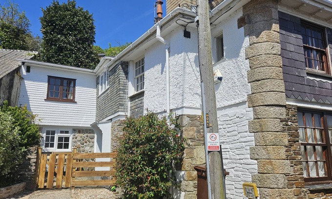 St. Mawes Cottage | Myrtle Cottage - sleeps 4 guests in 2 bedrooms