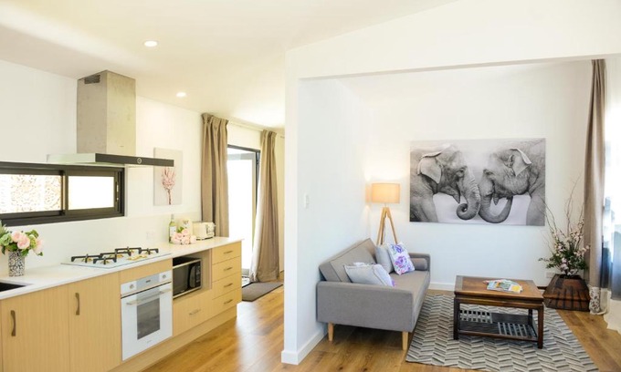 Kangaroo Valley House | Myrtle Tree Lodge Trunks - stand alone lodge in the Heart of village