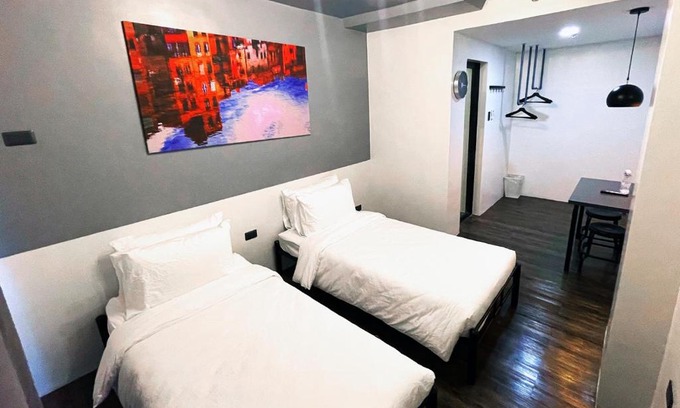 Urdaneta Hotel | mySTAY Hotel BGC North