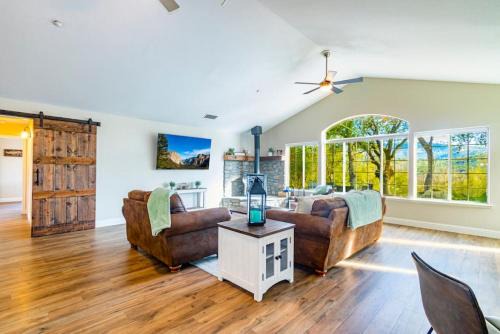 Oakhurst Villa | Mystic Mountain Villa, 14 miles from Yosemite