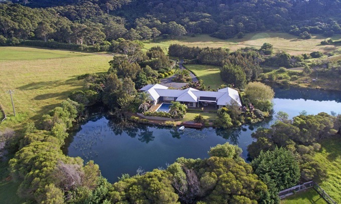 Coolangatta House | Mystique Country House-Stunning house beside a lake and mountain backdrop.