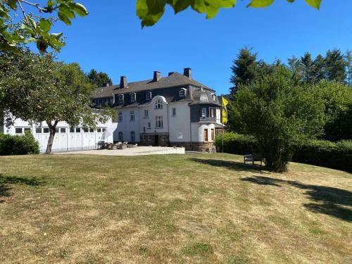 Adenau House | Nürburgring Ferienhaus m. Parkplatz - Klima - Garten und viel Platz