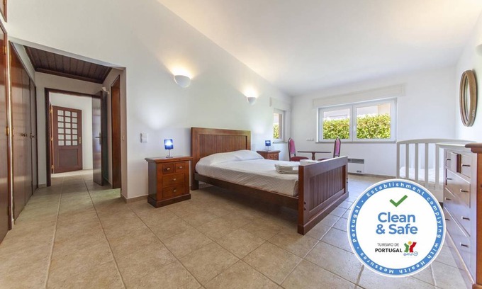 Ameijeira Apartment | N - Bedroom 4 in the Astonishing Bayview Guesthouse
