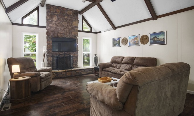 Jackson House | N. Jackson Home Sleeps 8 Near Union Univ. & I-40