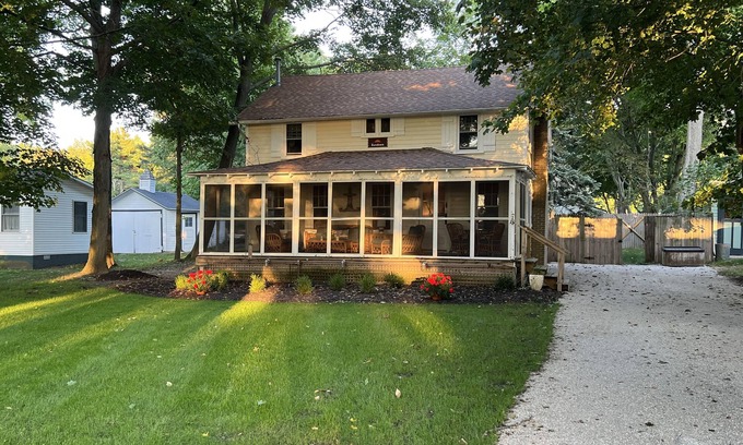 Douglas Cottage | nA historic Lakeshore Cottage across from Douglas Beach!