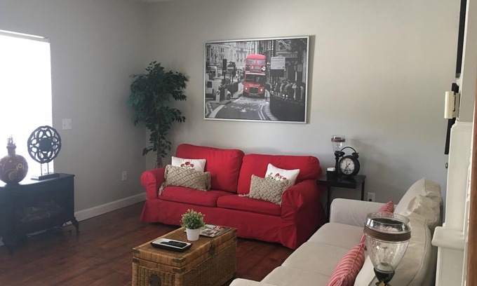Durham House | Nan's Place- 3 bed/2 bath, 2.5 Miles to DUKE, DOWNTOWN DURHAM, UNC & RTP.