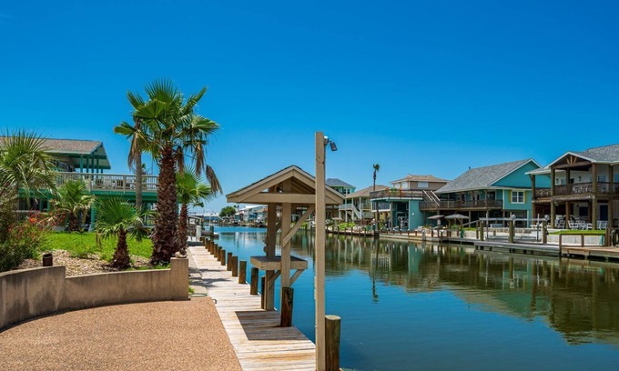 City-by-the Sea House | Nanas Cabana | Canal Views + Boat Dock!