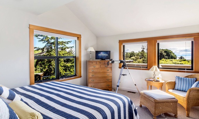 Friday Harbor House | Nantucket Style w/peak-a-boo view (KBC)