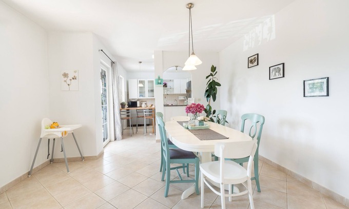 Melnica Apartment | nApartman 6 + 2, a property with a garden and 3 balconys, located in Istria