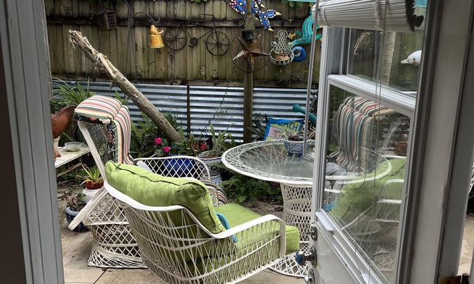 Central Naples Apartment | Naples Guest Suite, Park Shore area, 14 blocks to beach bicycles. Outdoor Shower