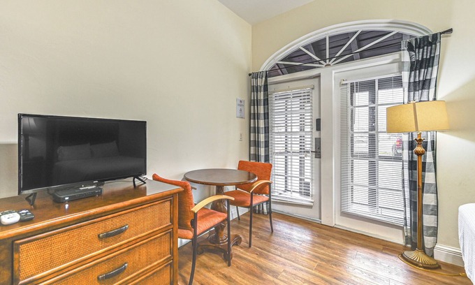 Naples Condo | Naples Retreat w/Screened Porch + Charcoal Grill