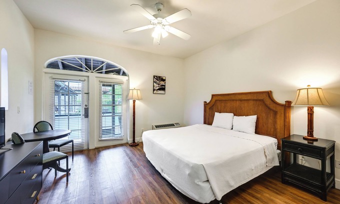 Naples Apartment | Naples Studio Retreat w/Resort Pool!