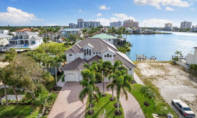 Connors House | Naples/Waterfront/Gulf Access/Walk to Vanderbilt Beach - 20,000/Mth