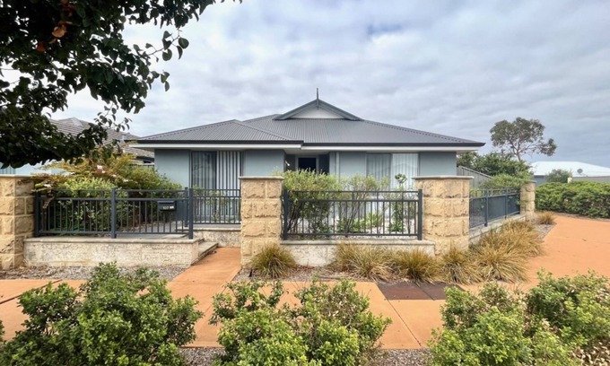 Kealy House | Napolean Holiday Retreat