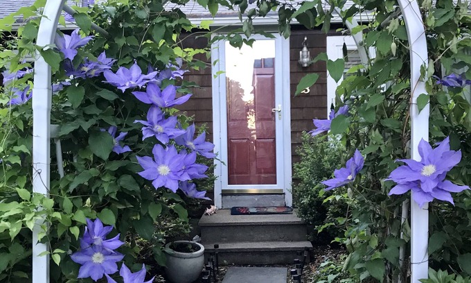 Saunderstown House | Narragansett Lake Cottage Right Next to Bonet Shores.