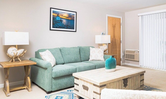 Narragansett Apartment | Narragansett Pier - Ocean Road Apartment