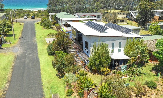 Narrawallee House | Narrawallee Beach. A family sized three bedroom Beach House by the Beach.