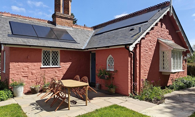 Yarpole House | Nash Lodge - Two Bedroom House, Sleeps 4