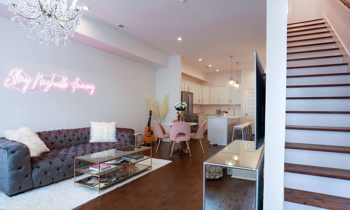 Madison House | Nashville Famous - Luxurious Home with Sweeping Rooftop Views