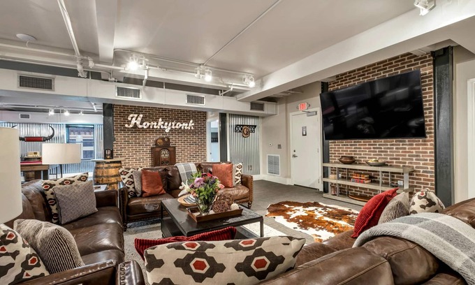 Downtown Nashville Apartment | Nashville Honky Tonk Suite: 6 BR by Maddox Hotel