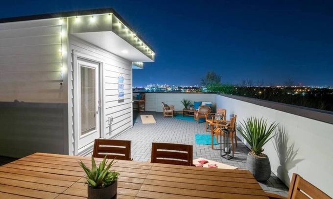 Haynes Area House | Nashville Skyline View with a Rooftop Deck that Sleeps 14 People