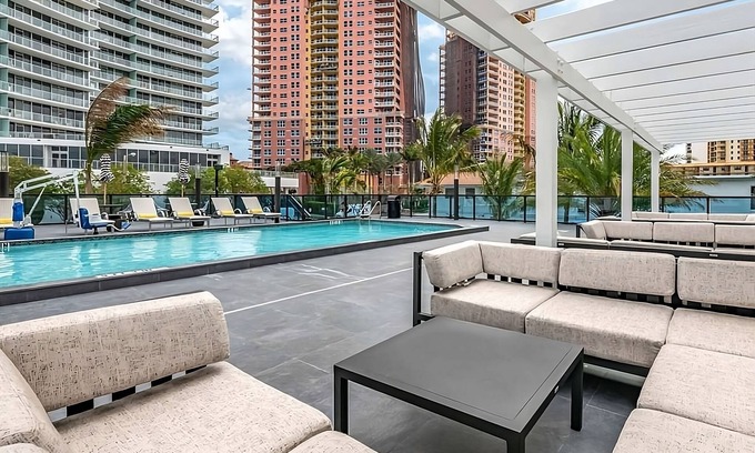 Lauderdale Beach Hotel | Nature Escape! Walk to the Beach! Spacious Unit, Pool