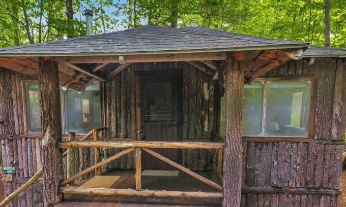 Readfield Cabin | Nature Lovers' Paradise: A Rustic 1BR Cabin w/ shared access to Lovejoy Pond