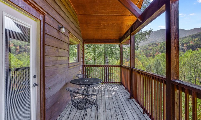 Gatlinburg - Pigeon Forge Cabin | Naughty by Nature by Jackson Mountain Rentals