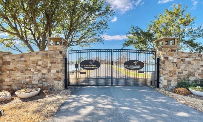 Cedar Creek Reservoir House | Nautical Lake View Cottage on Enchanted Isles Island, Cedar Creek Lake, Texas