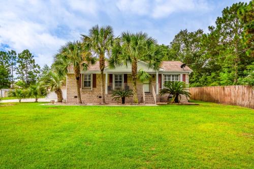 Navarre House | Navarre Home with Palm Tree Views about 4 Mi to Beach!