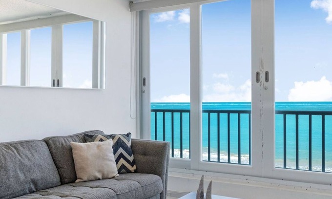 Isla Verde Apartment | Navio Beach 2BDR Oceanfront Pool Parking