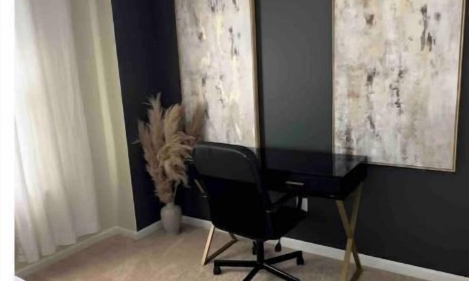 Harwood Lane House | Near airport&major highways. Comfort& convenience.